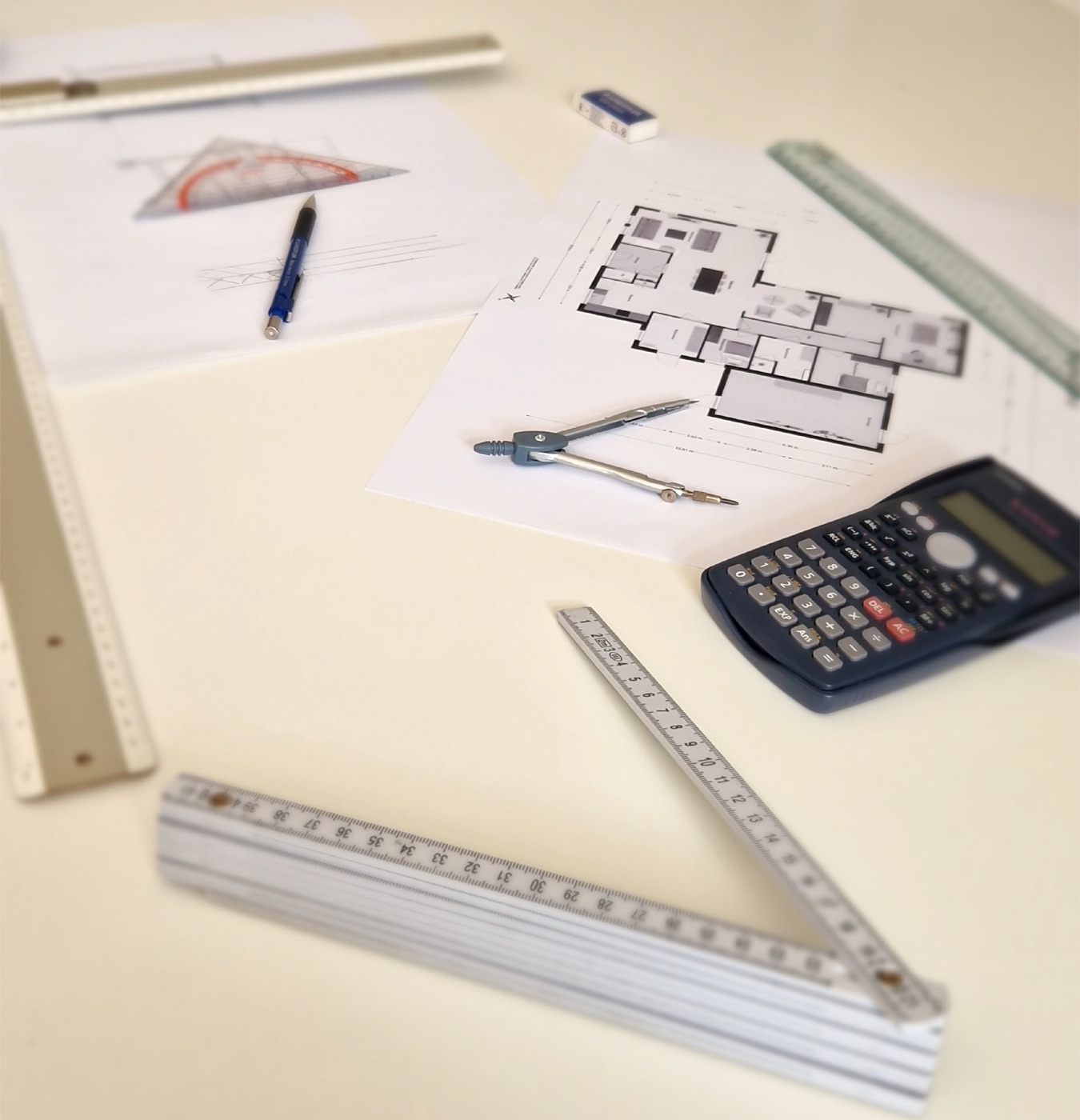 Plattegrond met bouwkundig meetgereedschap