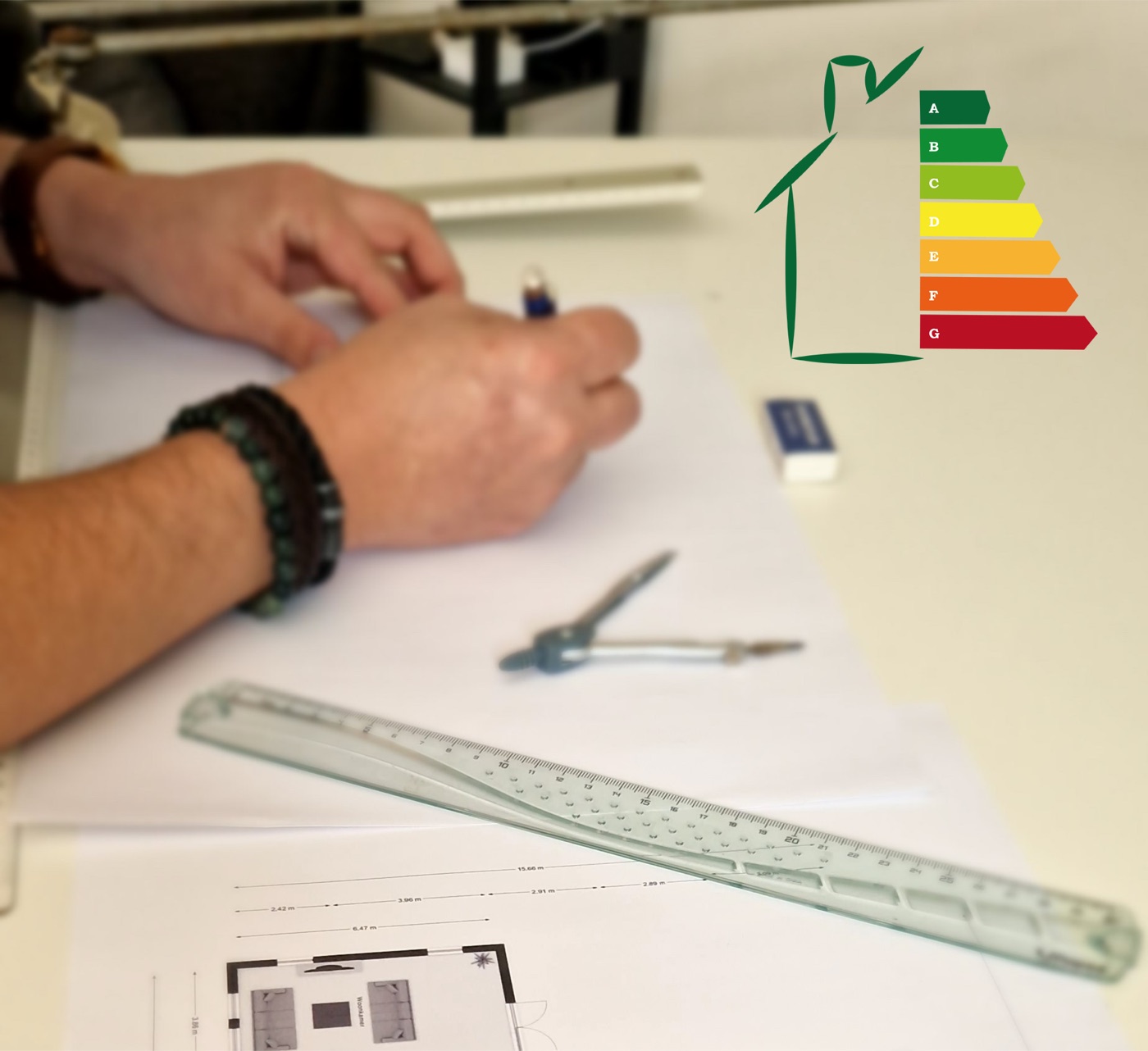 Adviseur werkt aan een energieprestatieberekening